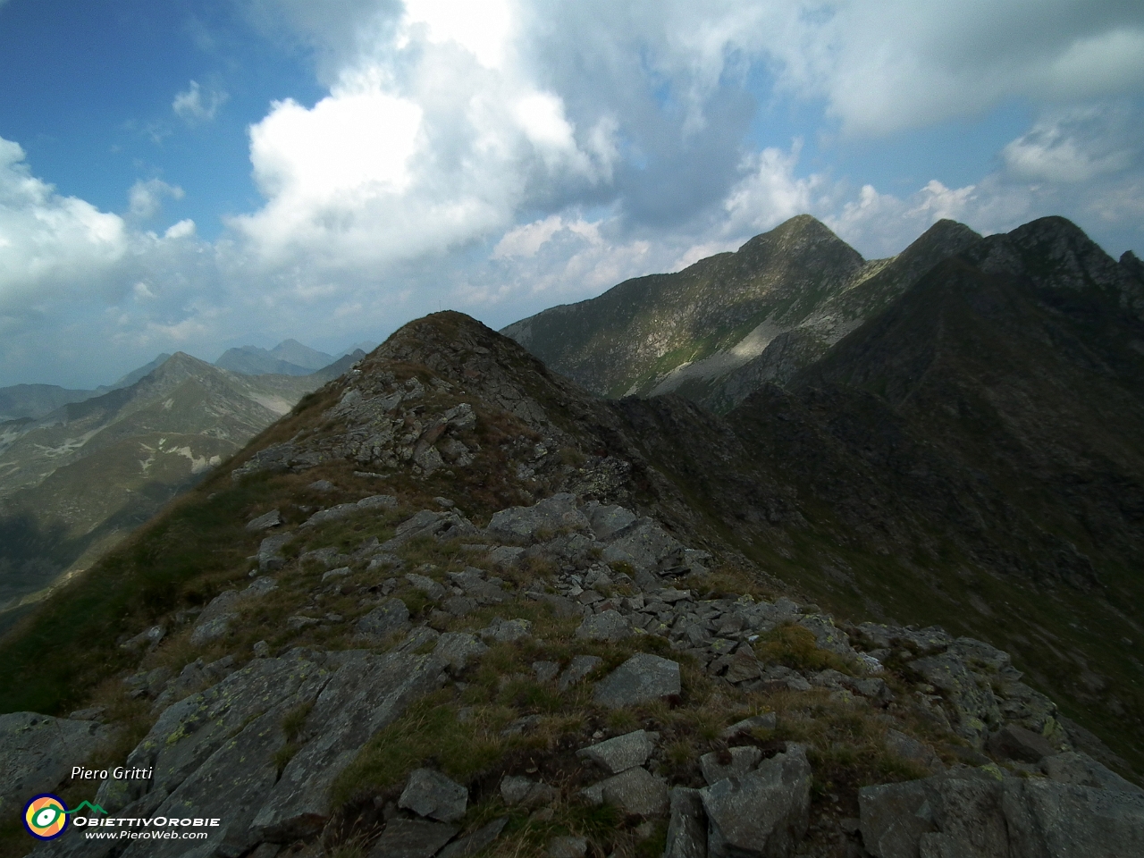 50 in cresta di vetta con vista in Corno Stella.JPG